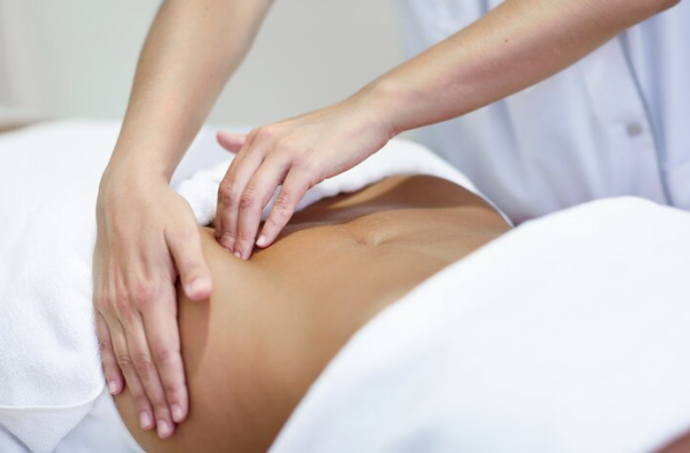 Massagem modeladora corporal: como ela ajuda a reduzir medidas e modelar o corpo
