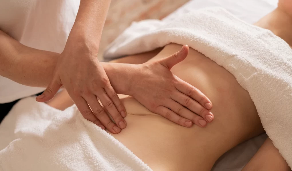 Massagem modeladora corporal: como ela ajuda a reduzir medidas e modelar o corpo